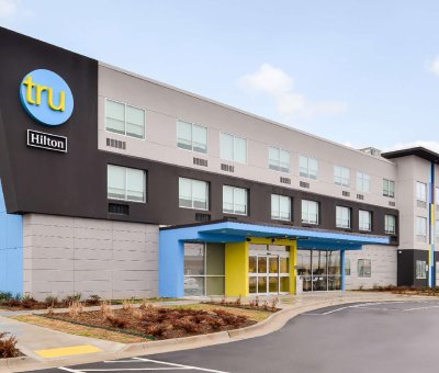Tru hotel front entrance yellow and blue reception